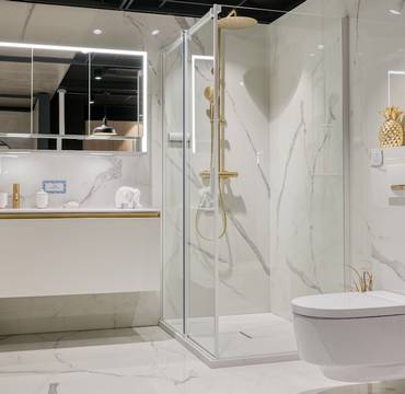 Exposition décor salle de bain marbre Carrare